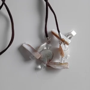 Handgjort halsband - Handgjort halsband med brunt imiterat mockaband på 1 meter och pärlemo färgade pärlor. Man kan knyta det på olika sätt.