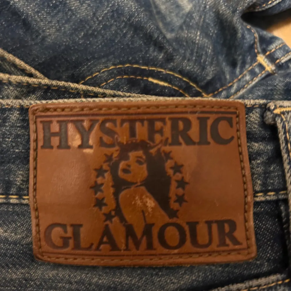 Hysteric glamour slim fit jeans indigo, RW clash model. Nypris : 4000kr, liten fläck som knappt märks på vänstra knät. Köpta direkt från japan, handgjorda med sjukt bra kvalitet. 9/10 skick. Jeans & Byxor.