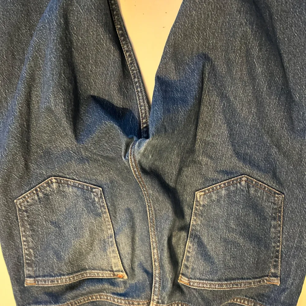 Säljer ett par snygga blå slim fit jeans från H&M. De har en klassisk femficksdesign och är perfekta för både vardag och fest. Jeansen är i bra skick och har en bekväm passform som sitter snyggt på kroppen. Perfekta för dig som vill ha en stilren look!. Jeans & Byxor.