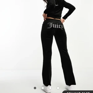 Juicy Couture dress brun - Säljer min fina och bekväma Juicy Couture dress som användts max 2-3 gånger förra vintern. Byxorna är xss och passar s och tröjan är xs. Används inte då byxorna är alldeles för långa för mig. För egna bilder skriv privat. Min dress är brun. 