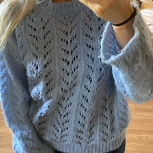 stickad teöja - Nyskick  Står strl 48/50 i den, vet inte riktigt vad som menas med det men skulle säga att den är som en strl M💐