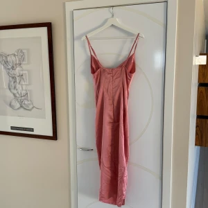 Pretty little thing midi satin dress - Jättesöt slutsåld rosa midi klänning från PLT med lapparna kvar i storleken UK 4 vilket jag skulle säga är 32💕Kan tyvärr inte skicka bild med klänningen på då den är för liten och jag inte får på den❣️