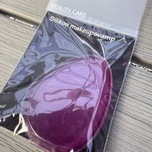 Make-up svamp i silikon - En rosa make-up svamp gjord av silikon för att förhindra absorption och slöseri med foundation! Hygienisk och lätt att rengöra. Du kan använda den till foundation, BB/CC-cream, concealer och lotion. Såklart är den aldrig använd 💕