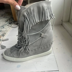 Fransskor  - Säljer mina jättesnygga trendiga klackar med fransar. Säljer då de tyvärr inte kommer till användning. Köpta på vinted så de är second hand 😊 Ena skon ser lite gulare ut i sulan en den andra, annars hyfsat bra skick☀️Passar mig som bär 39/40.