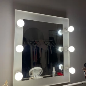 Kläder på klädställning - ✨ Snygg sminkspegel till salu på Plick! ✨  Med justerbar belysning för en perfekt reflektion och en stilren design som passar i alla hem. perfekt för att lysa upp din skönhetsrutin!💄