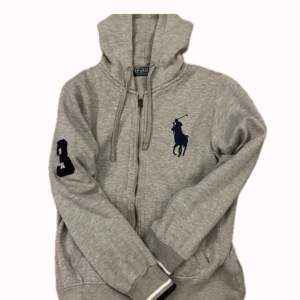 Säljer denna unika Ralph Lauren Zip hoodie i 8/10 skick, en liten deflekt vid ena armens slut ( kolla andra bilden), pris går alltid att diskutera! ✅