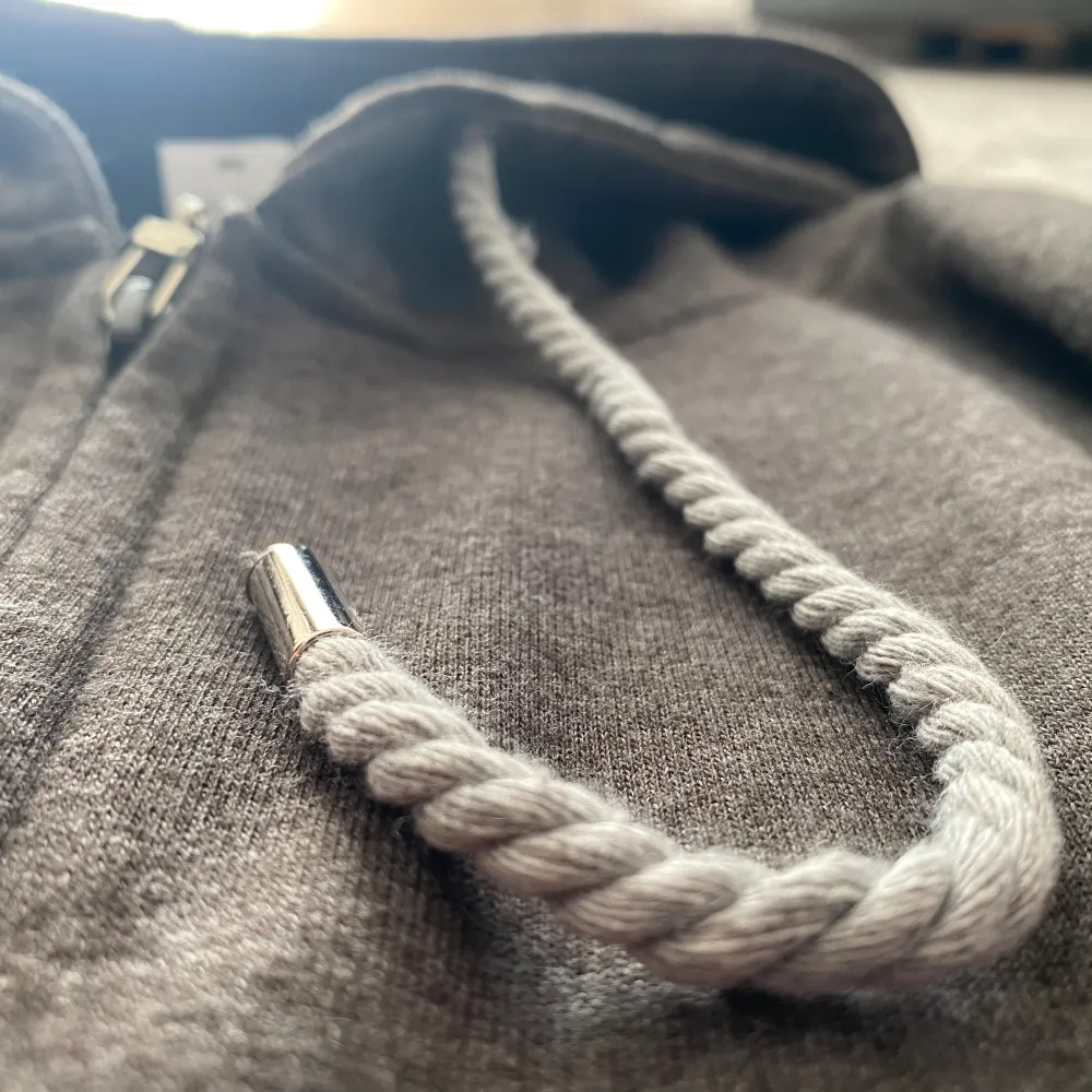 👋🏻 hejsan. Vi säljer en dunder och skön Zip Hoodie som är custom gjord av oss VIRTOUS. Endast Vi har tillgång till de här.  Helt ny gjord och dens kvalite är helt obeskrivligt. Den är även helt ny oanvänd.  Finns i Växjö  mvh VIRTOUS.. Hoodies.