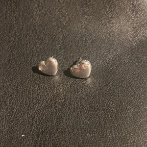 Örhängen  - Säljer dessa jätte söta hjärtformade örhängena då dom inte kommit till användning! 