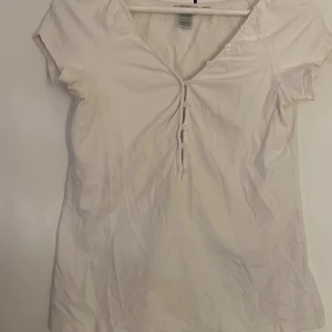 Tröja med knappar  - Tröja med knappar, är i storlek L men passar min som har S!🩷