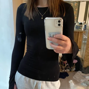 Svart tröja  - Jättefin svart långärmad tröja från Gina. Använd men i gott skick. Storlek xs.Det är inte smutts på tröjan det är på spegeln ❤️✨