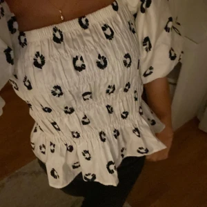 Blus  - Otroligt fin blus . Som passar både i vardagen och när man vill klä upp sig lite!  Aldrig använd och prislapp kvar!! Nypris : 490