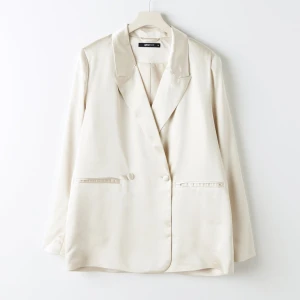 Kavaj - Satin kavaj med lös passform.  Från Gina Tricot, nypris var 699kr. Aldrig kommit till användning. 