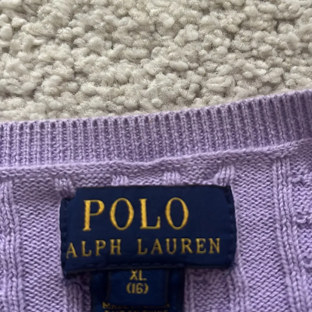 En lila Ralph lauren kofta med volanger längst ner . Tröjor & Koftor.