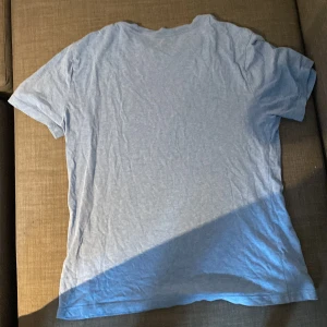 Ljusblå t-shirt från Ralph Lauren - Säljer en ljusblå t-shirt från Ralph Lauren. Den är kortärmad och har en liten broderad logga på bröstet. Perfekt för en avslappnad stil!