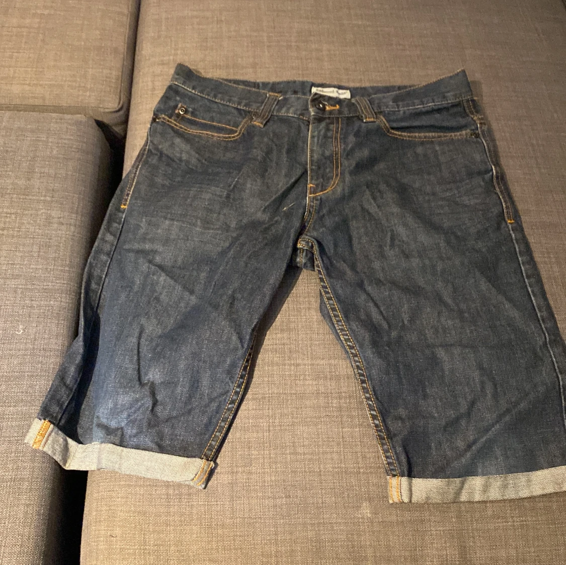 Jeansshorts med uppvikta ben