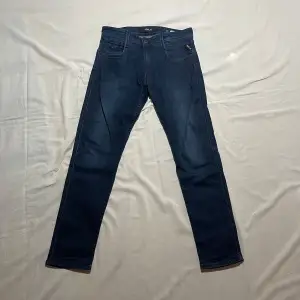 Mörkblå slim jeans från Replay i modellen anbass/powerstretch, storlek 30/30, i fint skick. Pris 499kr, skriv vid fundering eller fråga👀