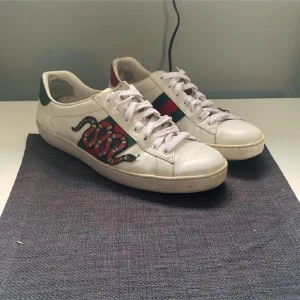 Gucci skor - Skick: 8/10  Endast skorna ingår Köpta och äkthetsverifierade av Vestiaire closet (se kvitto ovan)