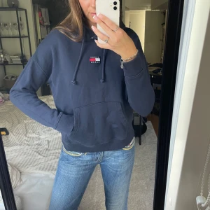 Hoodie Tommy Hilfiger  - Blå hoodie från Tommy Hilfiger i bra skick!💙  (Pris kan diskuteras💘)
