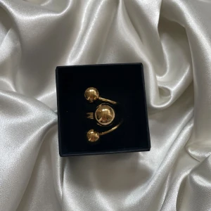 Othilia ring  - Ring i rostfritt stål 304:) Innerdiameter:ca 20mm, men passar de flesta pga kulorna🩷