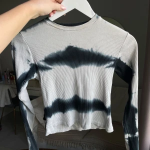 Långärmad tiedye-tröja - Cool tiedye effekt och själva tyget på tröjan är ribbat