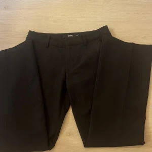 Lågmidjde kostym byxor från Bik Bok  - Lågmidjade flare kostymbyxor från Bik Bok. Knappast använda och är i väldigt bra skick. Pris går att diskutera💗