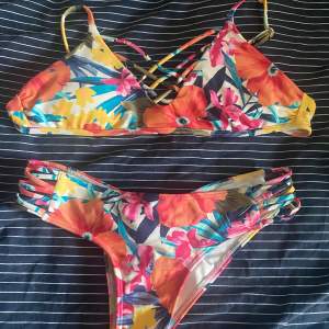 Fin bikini från Hollister!  Använt flera gånger men fortfarande bra skick.  Säljer set för 180kr Separat 100kr 