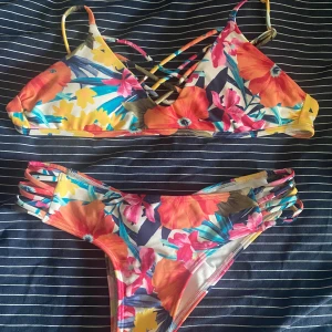 Bikini set - Fin bikini från Hollister!  Använt flera gånger men fortfarande bra skick.  Säljer set för 180kr Separat 100kr 
