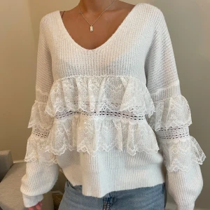 Stickad tröja med spets och volanger - Så himla fin och inga defekter. Jag brukar ha storlek xs och denna sitter så fint. Så unik. 