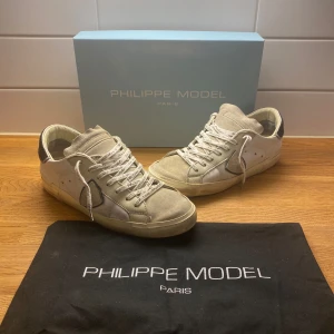 Philippe model - Storlek 41 PASSAR ÄVEN 42🤯 Otroligt snygga philippe model skor😍 Skick 9/10✅ Box och dustbag tillkommer👍 Vid minsta fråga/fundering tveka inte att höra av dig//legitsthlmresell