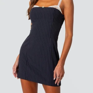 Pinstripe klänning - Pinstripe klänning från edikted i storlek XS. Använd 1 gång. Så snygg till fest! Skriv gärna för mer bilder🥰