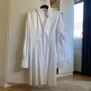 Skjortklänning - Figursydd skjortklänning, långa ärmar. Använd en gång! 