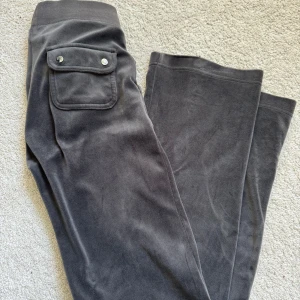 Mörkgråa Juicy Byxor  - Säljer dessa mörkgråa Juicy Couture byxor. Köptes för mindre än ett år sedan. I ett jättebra skick.