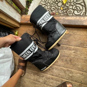 Moonboots 36-38 - Säljer mina moonboots pga har ett par likadana! Så snygga och sköna, perfekt nu till vintern! Väldigt sparsamt använda och i mycket bra skick! Nypris 2285, säljer för 1200! Pris kan absolut diskuteras❤️🫵🏼