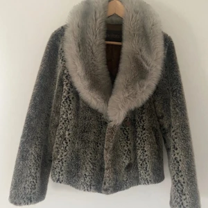 Pälsjacka - Säljer denna pälsjacka! Jättefin krage och pälsen är i leopard print typ. Den har en liten defekt på innertyget men inget som stör!