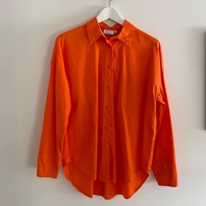 Orange skjorta - Som ny, knappt använd!  Lite oversized i modellen (jag har vanligtvis 34/36)   Nypris: 899kr