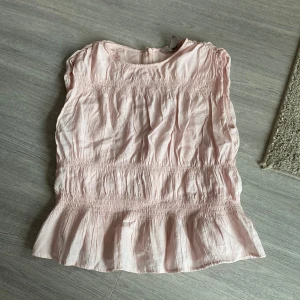 Smockad tröja - Säljer en smockad tröja från hm i storlek XS. Använd bara några gånger! Skriv för flera bilder!! Priset kan diskuteras!!