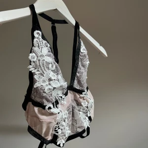 Söt genomskinlig spetstopp 💞🎀 - Gullig spetstopp från River Island, köpte den av en vän som inte ville ha den längre & har tyvärr aldrig använt den sen dess 🎀 Väldigt snygg och sitter stabilt 💞 Står storlek 14, skulle gissa på att det är en S 🎀 Skicka gärna prisförslag 