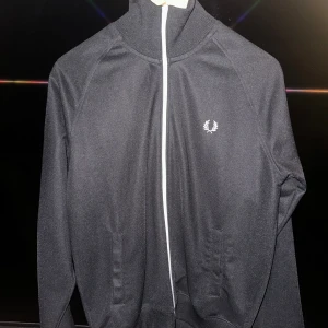 Fred Perry kofta - Bra skick, inga flaws  Svart kofta med en zip  Väldigt sällan använd  
