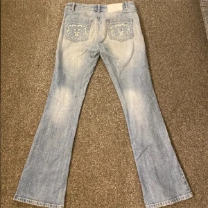 Lågmidjade bootcut jeans  - Säljer dessa as snygga lågmidjade bootcut jeans då det tyvär blivit för små. Köpta på plick tidigare och är i mycket fint skick. Innerbenslängd 80 midjemått 40 rakt över. 