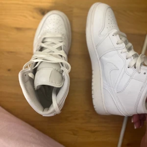  jordan 1 mid white  - alldeles fina för vardags osv, använt sparsamt med inga defekter 