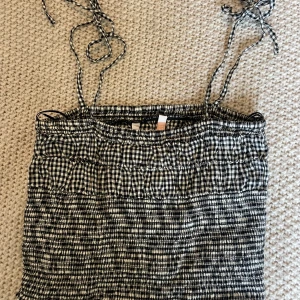 Linne från zara - Cool topp från zara. Snygga till blå jeans. Säljs i befintligt skick. Använd Max 2 ggr🤍