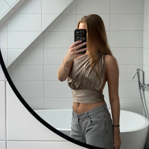 Satin topp - Säljer denna helt nya satin topp från NAKD, prislappen är kvar och toppen är aldrig använt🌸 så snygg champange färg och fin till lågmidjade jeans!