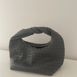 Gina tricot väska - Säljer denna, helt oanvänd då jag fick den i present och den faller tyvärr inte mig i smaken, tror den kostar 400, inga defekter osv