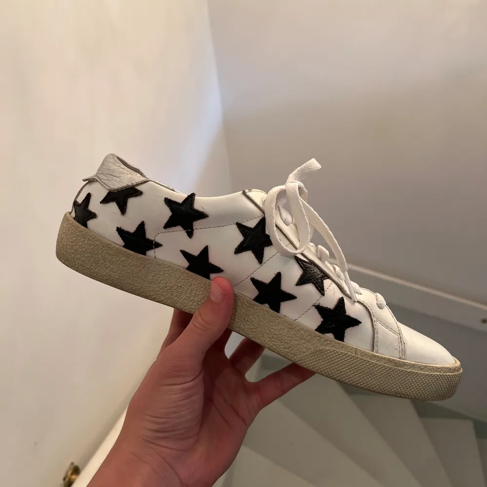 Hej, säljer nu mina gamla saint laurent sneakers, de är i bra skick och har inga defekter, de är i storlek 40 men passar 41, har du några frågor eller funderingar hör av dig, OBS boxen på bilden ingår ej . Skor.