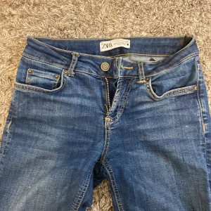 Bootcut jeans - De är på väg att få hål se bilderna men det går att sy