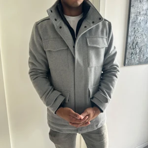 Jack&jones Hybridjacka  - Säljer min jack&jones jacka.  Den har en inbyggd väst som INTE går att ta av.  Ny pris på jackan är 1699 kr  Jackan är i färgen grå/light 