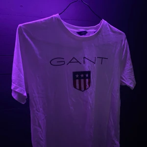 T-shirt - Mycket snygg och fräsch Gant T-shirt. Knappast använd. Varan är i mycket god skick. Prutning vid snabb affär.