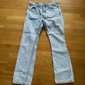 Grå Hope jeans - Grå Hope jeans, lite flaired passform, storlek 31 (motsvarar 31,32,33), lite slitningar längst ned vid hälen (pris kan diskuteras)