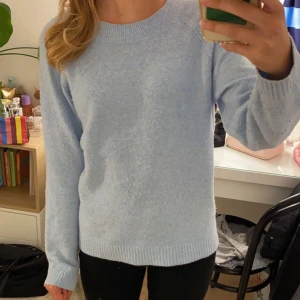 Stickad tröja Veromoda  - Blå stickad tröja Veromoda som är perfekt till hösten🍁 Strl M men passar s också. Pris kan diskuteras! 