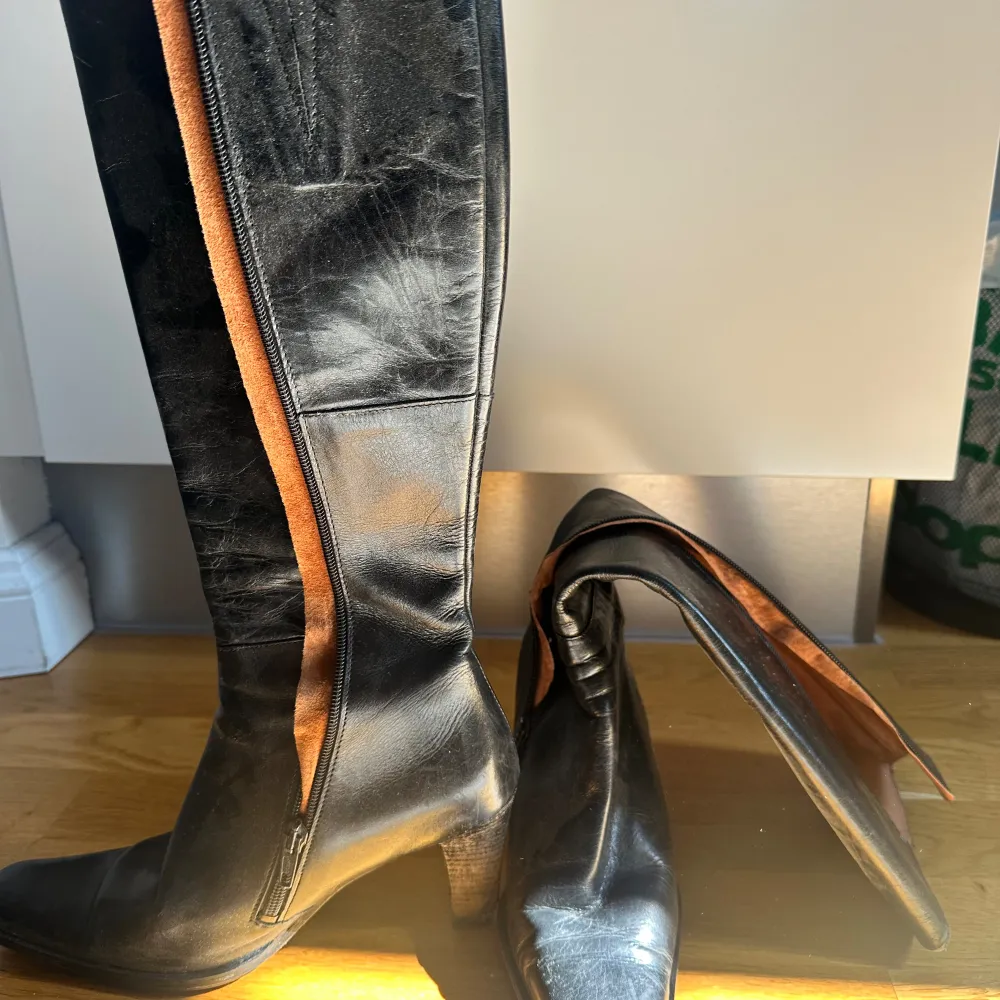 Högklackade boots i läder som jag köpt secondhand!!🙌🏼 jag har andvänt dom en gång men de ser väl andvända ut. Konstiga fläckar i jag inte vet vad de är men ingenting som syns på utsidan av skon🌸💕. Skor.